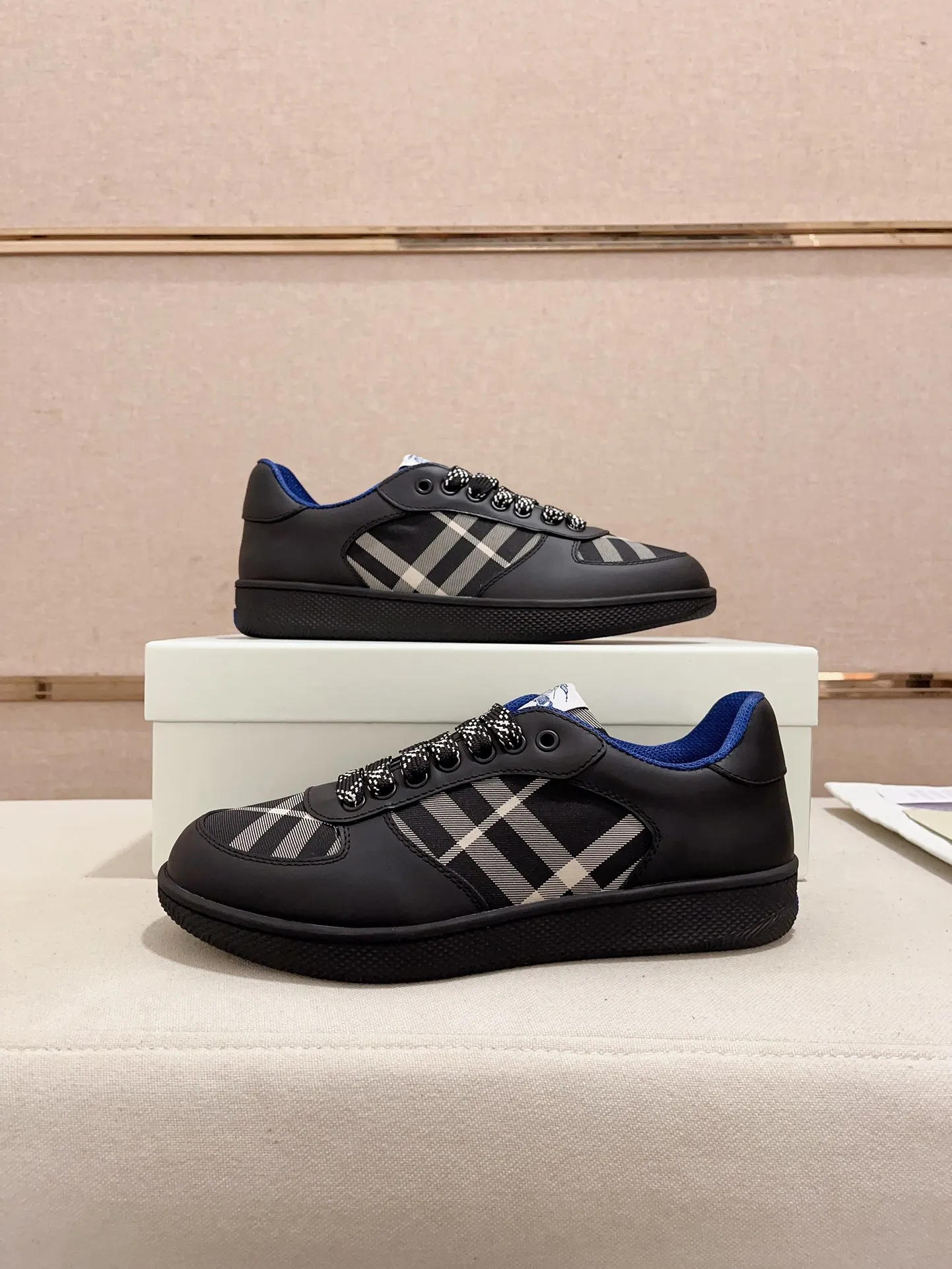 Men's shoes💰: 620💰Top version🥳◾️▫️The new Burberry men's classic low-top sneakers are reinterpreted with Vintage retro plaid cotton material and calfskin, decorated with a new brand logo. First-layer cowhide lining, embossed Burberry logo on the heel, and original TPU outsole! Code number: 38-45. Women's sizes and 46 can be customized.